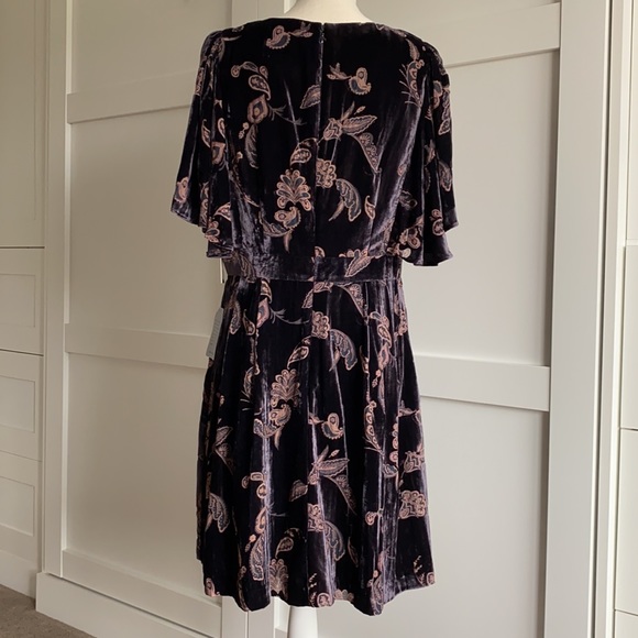 Eliza J - Capelet Velvet Dress - Picture 4 of 9